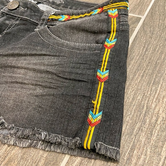 Bubblegum Distressed Raw Hem Embroidered Shorts - Picture 2 of 8